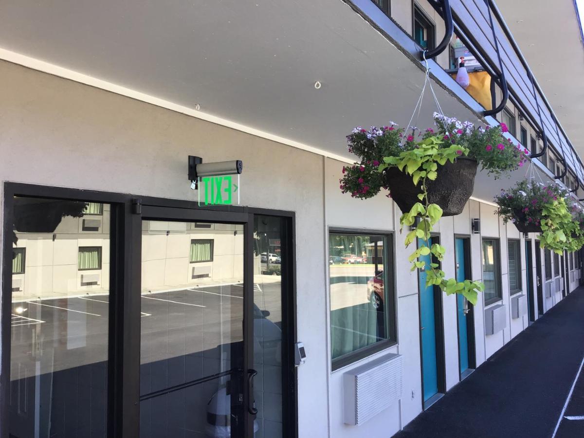 Travelodge Inn & Suites By Wyndham Missoula University Park Екстериор снимка
